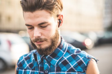 Kulaklık ile müzik dinleme genç adam