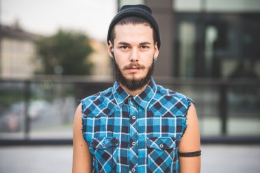 sakallı adam müzik dinleme