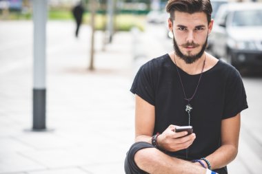 Adam akıllı telefon kullanarak ve müzik dinlemek