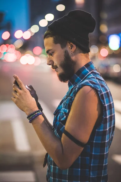 Uomo hipster utilizzando smartphone e musica d'ascolto — Foto Stock