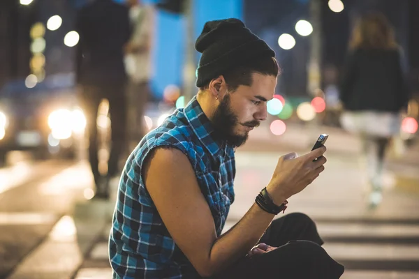 Hombre usando smartphone y escuchando música — Foto de Stock
