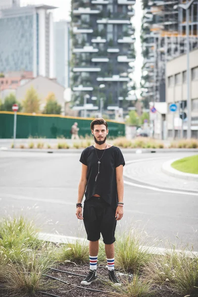 Sakallı adam sokakta ayakta — Stok fotoğraf
