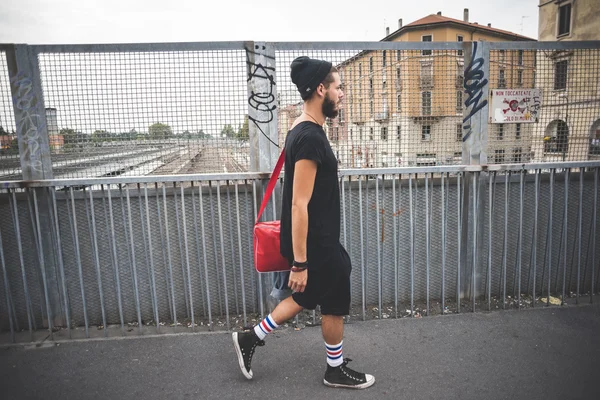 Hombre en sombrero con bolsa caminando por la calle —  Fotos de Stock