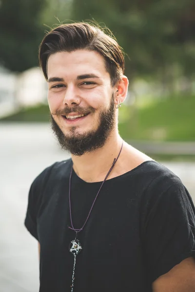 Homem hipster barbudo posando na cidade — Fotografia de Stock