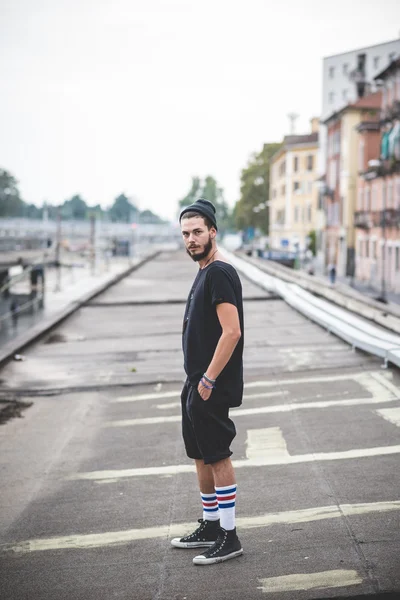 Bebaarde man die op de straat — Stockfoto