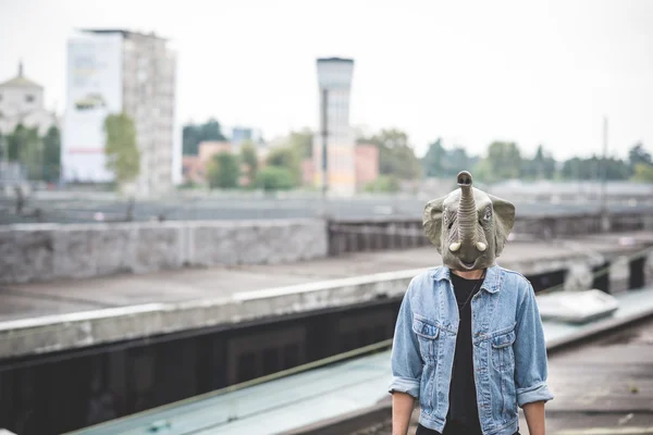 Hipster man i elefant mask — Stockfoto