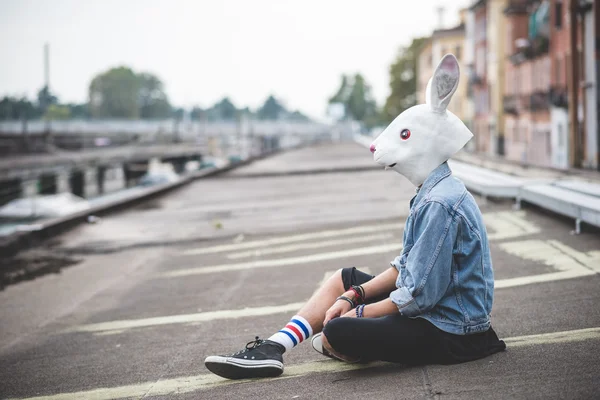 Hipster man i kanin mask — Stockfoto