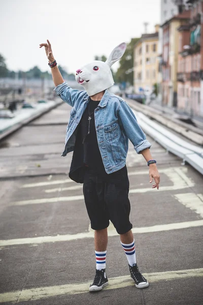Hipster człowiek w masce królik — Zdjęcie stockowe