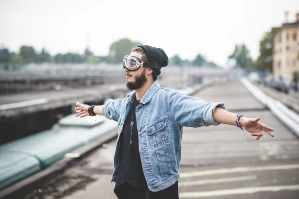 Hipster homme dans des lunettes aviateur — Photo