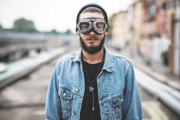 El hombre lleva gafas de aviador —  Fotos de Stock