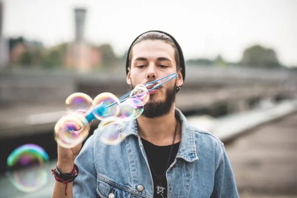 Mann pustet Seifenblasen — Stockfoto