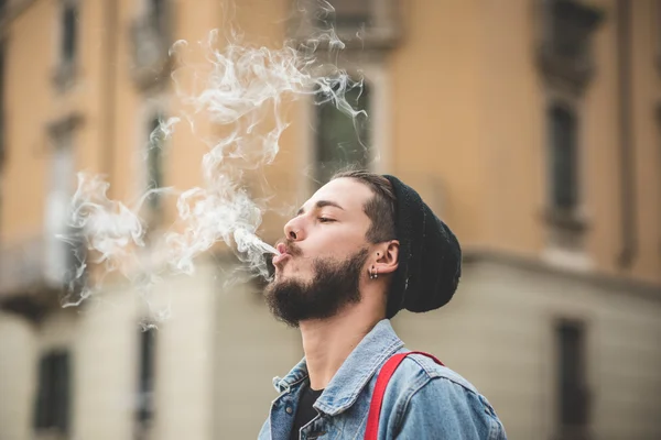 Bärtiger Mann raucht Zigarette — Stockfoto