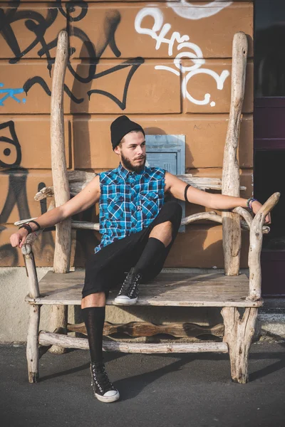 Bebaarde man zittend op houten bench — Stockfoto