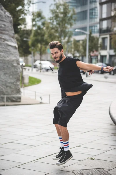 Hipster-Mann springt auf die Straße — Stockfoto