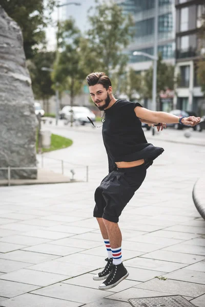 Hipster man hoppa på gatan — Stockfoto