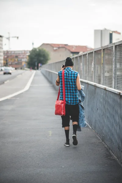 通りを歩いて赤いバッグを持つ男 — ストック写真