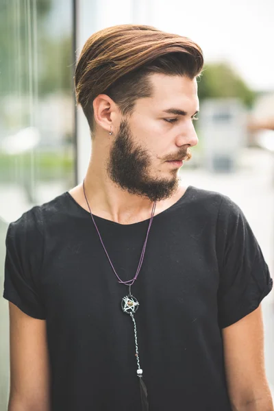 Hipster hombre en la ciudad — Foto de Stock