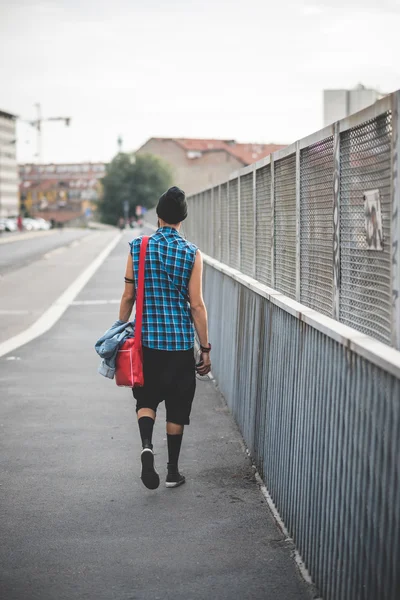 Hombre con bolsa roja caminando por la calle —  Fotos de Stock