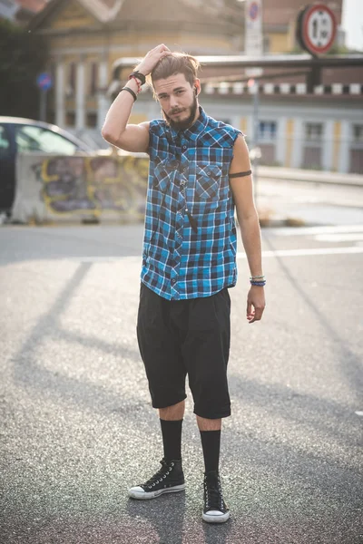 Hombre de pie en la calle en un día soleado —  Fotos de Stock