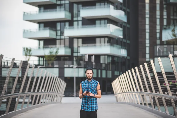 Homme barbu hipster écouter de la musique avec des écouteurs — Photo