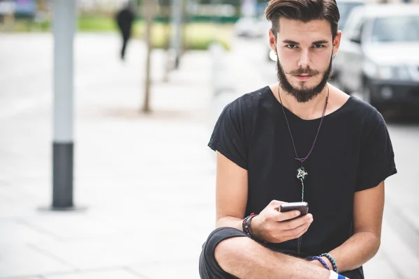 Hombre usando smartphone y escuchando música — Foto de Stock