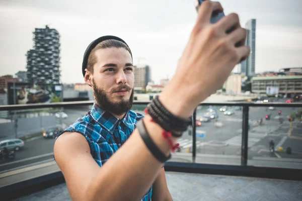Homme barbu prenant selfie dans la ville — Photo