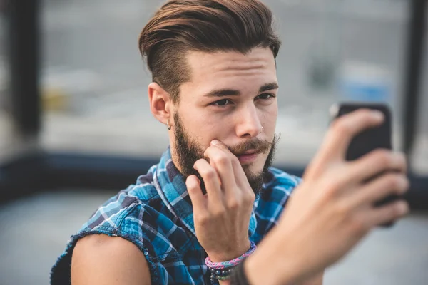 Homem barbudo tomando selfie na cidade — Fotografia de Stock