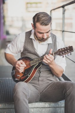 Mandolin çalmaya büyük bıyıklı adam