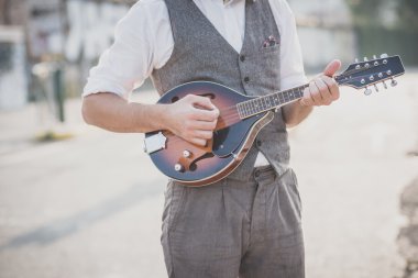 mandolin çalan adam