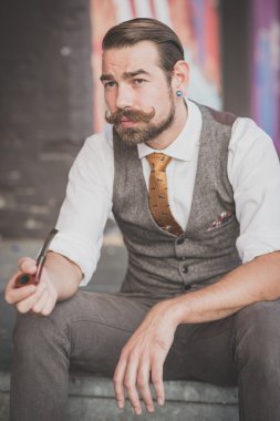 Adam büyük bıyık yasaktır boru ile