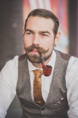 Adam büyük bıyık yasaktır boru ile