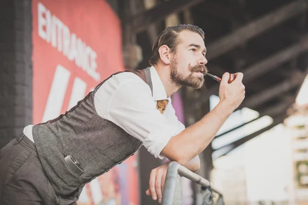 Man med stor mustasch röka pipa — Stockfoto