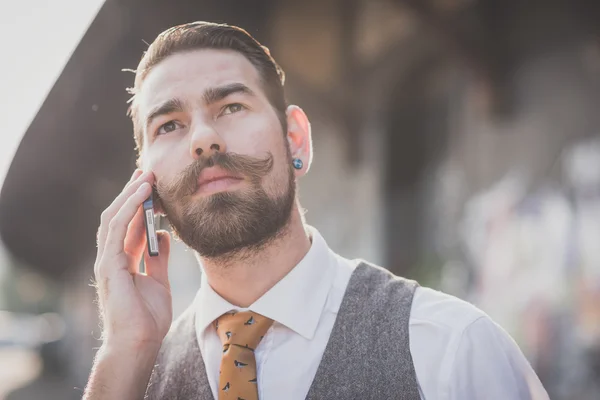 Hipster man ringa med mobiltelefon — Stockfoto