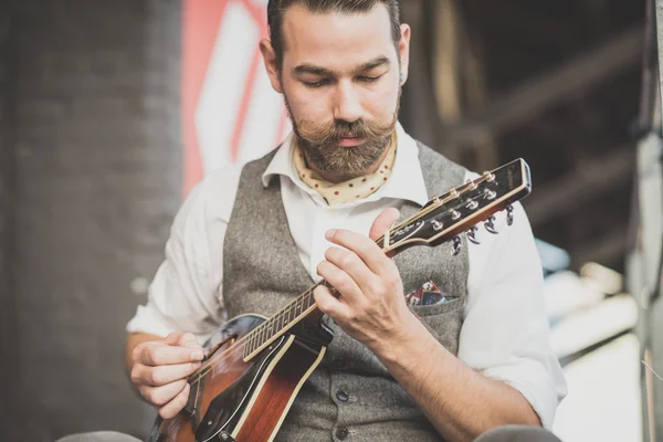Hombre con bigote grande jugando mandolina — Foto de Stock