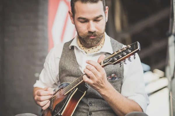 Man med stor mustasch spelar mandolin — Stockfoto