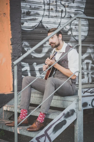Człowiek z wielkim wąsy grając na mandolinie — Zdjęcie stockowe