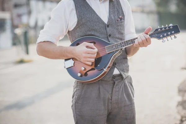 Człowiek grający mandolina — Zdjęcie stockowe