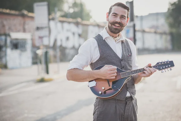 Muž s velký knír hraje mandolínu — Stock fotografie