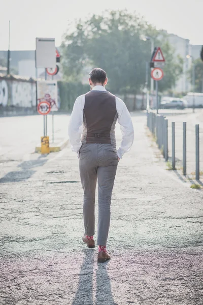 Muž s velkým knír pózuje na ulici — Stock fotografie