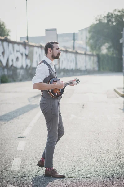 Muž s velký knír hraje mandolínu — Stock fotografie