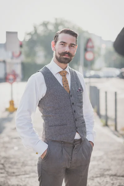 Hombre con bigote grande posando en la calle — Foto de Stock