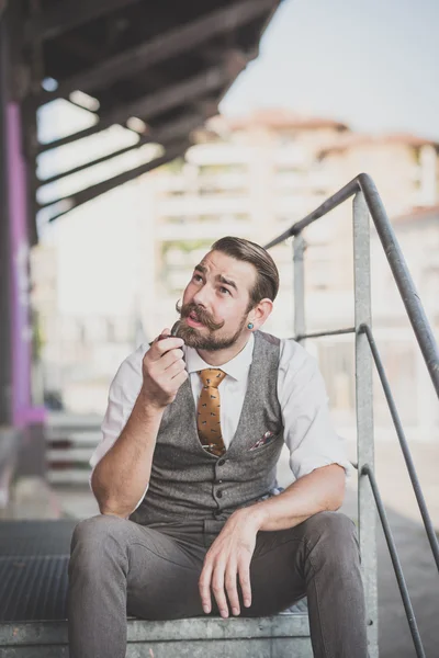 Hombre con bigote grande fumar pipa — Foto de Stock