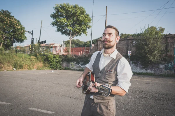 Uomo con grandi baffi che gioca a mandolino — Foto Stock