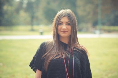 Güzel esmer kadın.