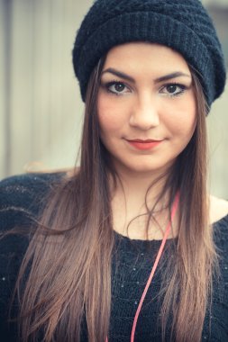 genç güzel esmer kadın