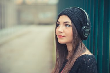 Çılgın esmer kadın müzik dinleme