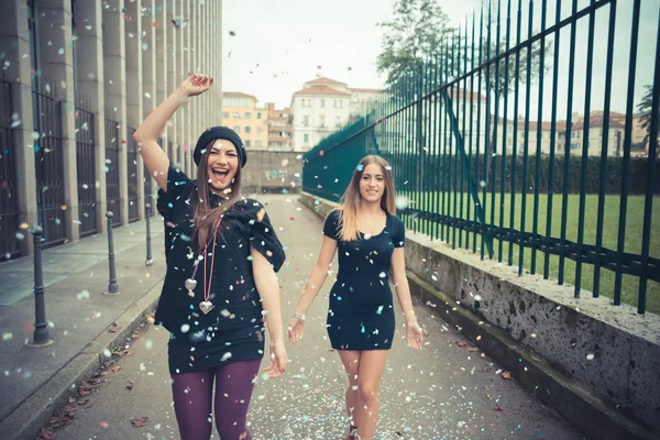 Schöne Frauen in der Herbststadt — Stockfoto