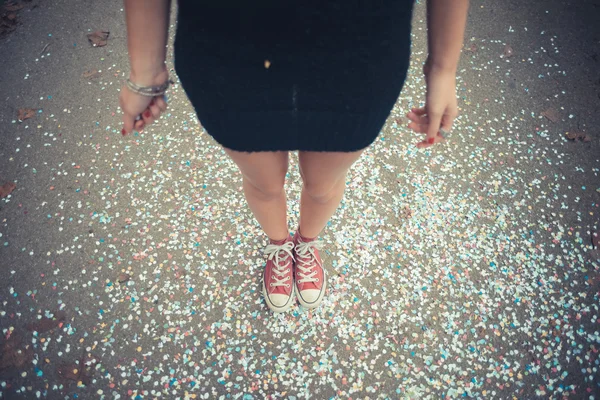 Close up van benen vrouwen en confetti — Stockfoto