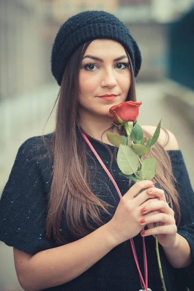Młoda kobieta piękna brunetka — Zdjęcie stockowe