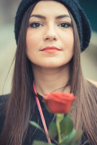 Jonge mooie brunette vrouw — Stockfoto